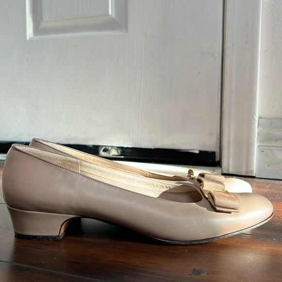 Salvatore Ferragamo Vintage Vara Pumps Bow Size 8 A2 Beige Neutral Classic